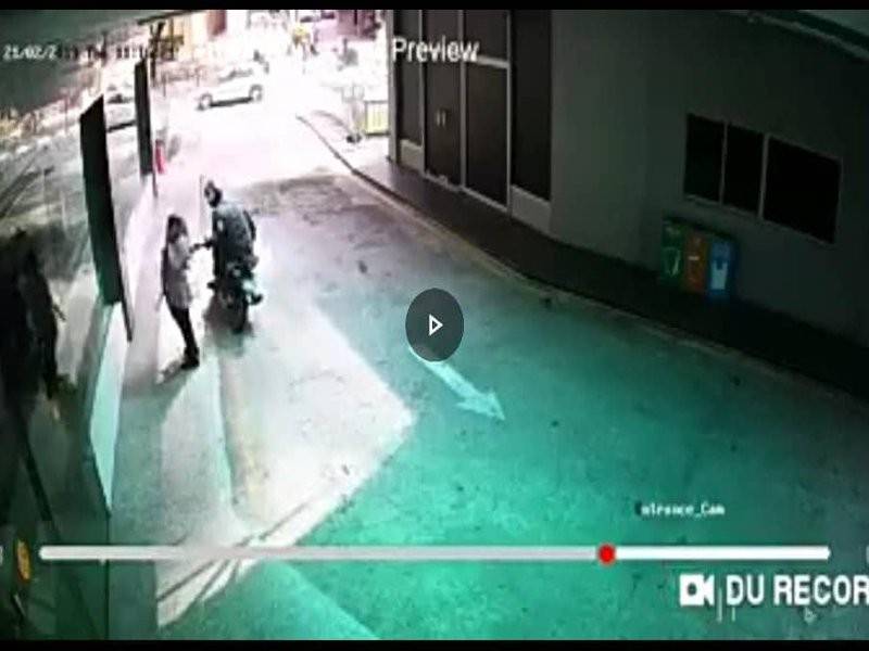 Rakaman CCTV merakamkan kejadian mangsa seorang anggota polis diragut.
