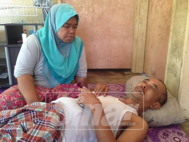 Zarinah sungul melihat suaminya, Zaidi dengan wajah yang sedih yang telah lumpuh dan buta setelah kemalangan di tempat kerjanya lima tahun lalu.