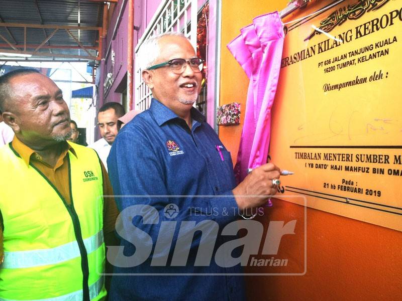 Mahfuz merasmikan kilang keropok Mok Wan,Tanjung Kuala hari ini.