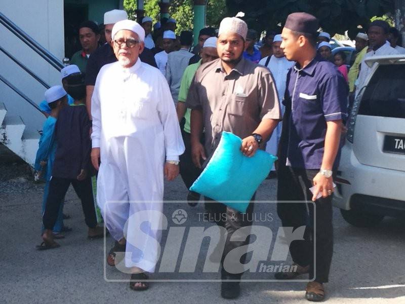 Abdul Hadi Awang selepas berakhir kuliah di Masjid Rusila, pagi ini.