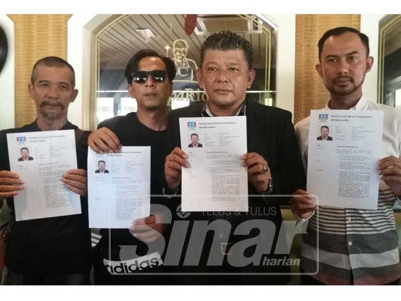 Zuljimmykifli (dua, kanan) bersama barisan AJK PKR Cabang Rembau, menunjukkan sokongan kepada Sapian sebagai calon PRK Rantau.