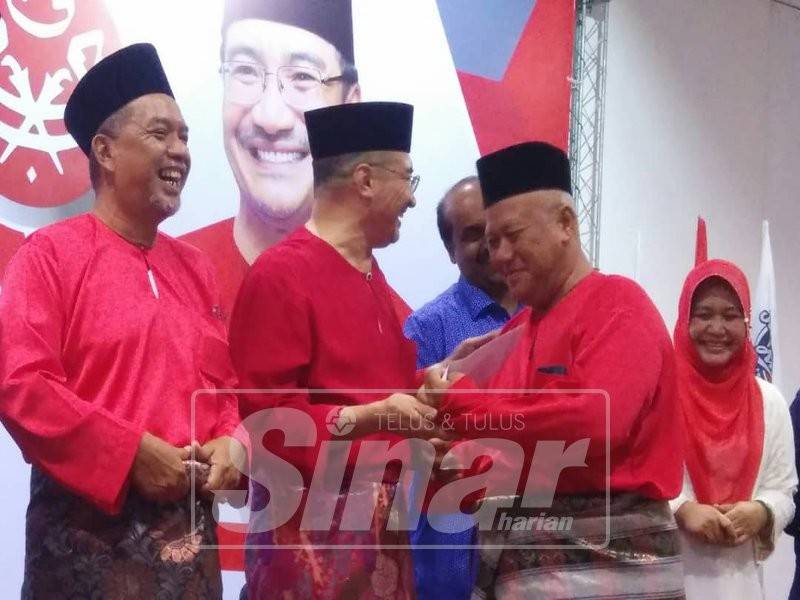 Hishammuddin (tengah) sewaktu Mesyuarat Berkelompok Cawangan dan Sayap-Sayap Umno Bahagian Sembrong
.