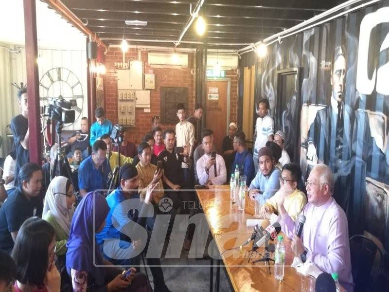 Najib ketika berdialog santai bersama mahasiswa dan orang awam di sebuah restoran.