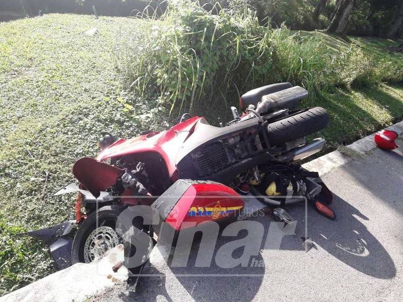 Keadaan motosikal yang terbabas ke dalam longkang.