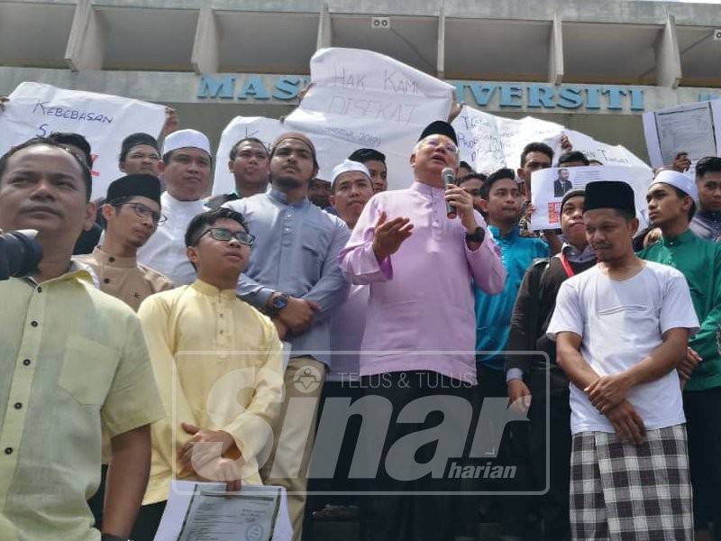 Najib ketika berucap di luar Masjid UKM hari ini.