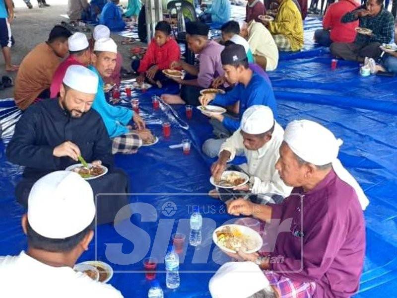 Mukhriz (kiri) bersama hadirin di kenduri rakyat sempena Karnival Ekplorasi Antarabangsa Kubang Pasu.