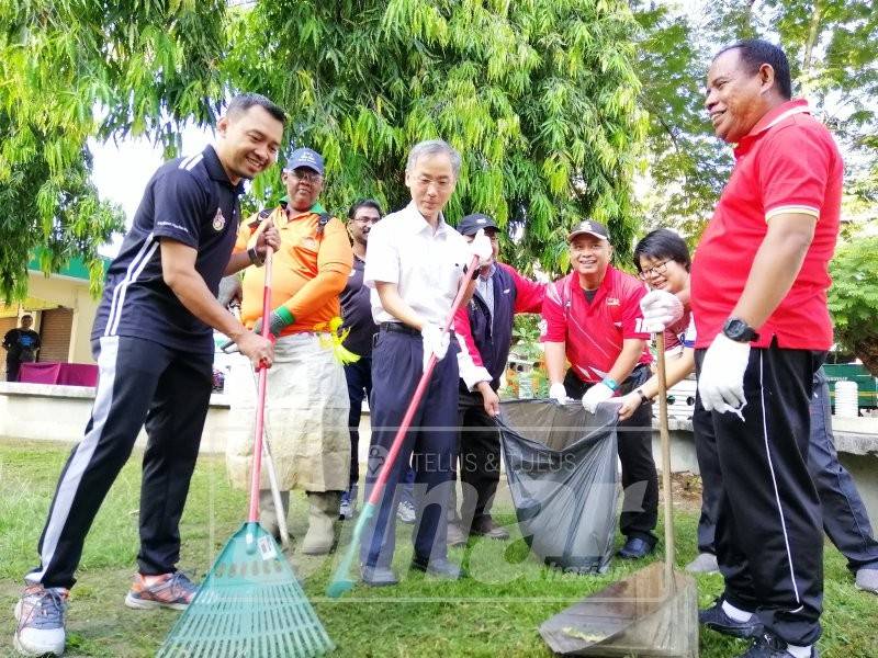 Mohd Zakuan (kanan) dan Dr Ko Chung Sen (tengah) turut serta dalam aktiviti gotong-royong peringkat MBI di Medan Selera Dato Tahwil Azar dan Pasar Ayam Ipoh.