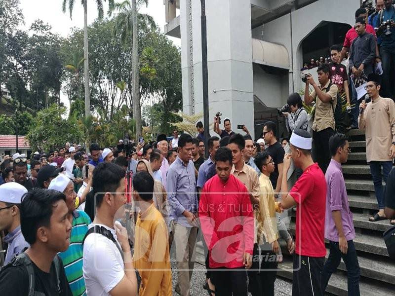 Kehadiran Najib di Masjid UKM disambut mahasiswa universiti itu.