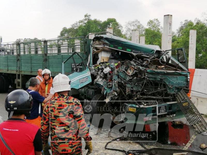 Mangsa disahkan meninggal dunia di tempat kejadian akibat tersepit di tempat duduk pemandu.