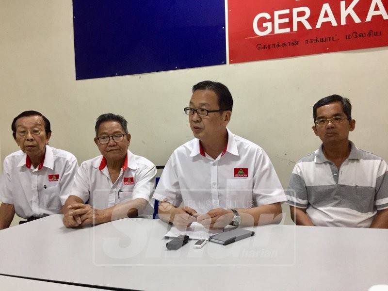 Lau (dua, kanan) ketika sidang media di Pejabat Gerakan Teluk Intan, hari ini.