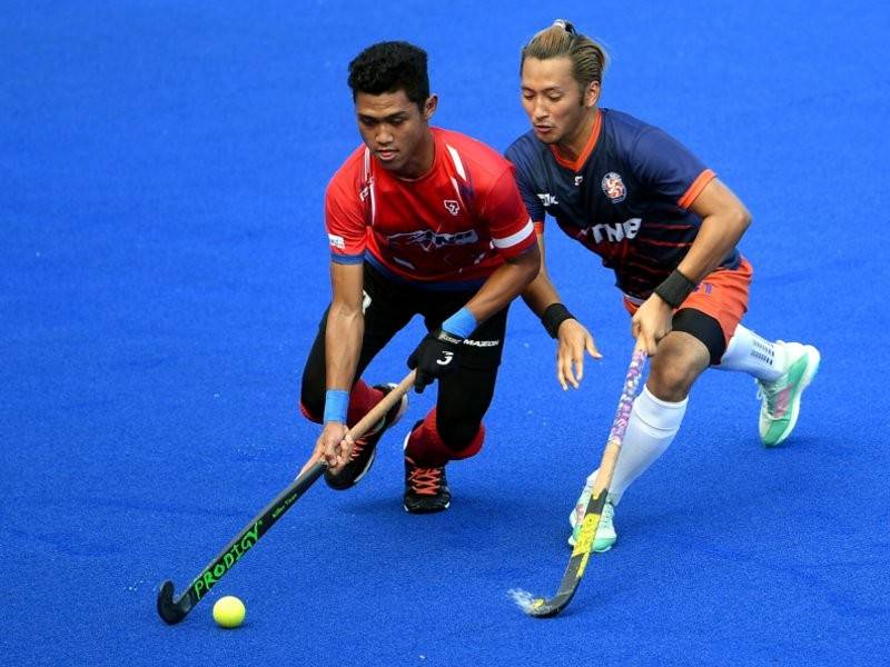 Pemain Hoki TNB Thunderbolts Muhammad Shafiq Hassan (kiri) beraksi menentang pemain Universiti Kuala Lumpur Faridzul Afiq Mohd (kanan) pada Perlawanan Liga Hoki Malaysia 2019 Universiti Kuala Lumpur lawan TNB Thunderbolts di Stadium Hoki Tengku Abdullah hari ini. - Foto Bernama