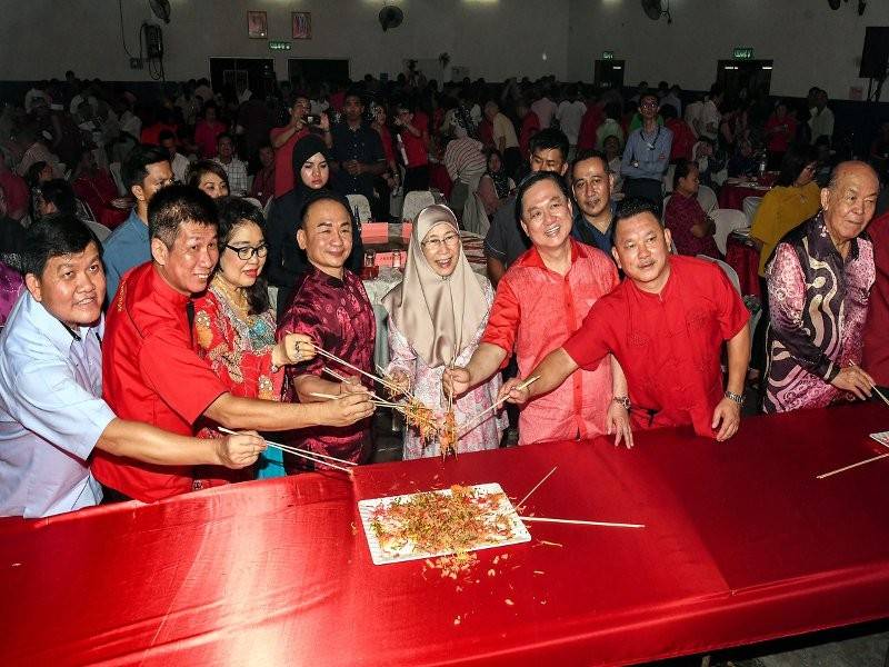 CERIA... Timbalan Perdana Menteri, Datuk Seri Dr Wan Azizah Wan Ismail (tengah) bersama Pengerusi Persatuan Fui Chui Balakong, Yap Wei Leong (tiga, kanan) ketika sesi Lou Sang pada Majlis Rumah Terbuka Tahun Baru Cina Balakong 2019, hari ini.- Foto Bernama