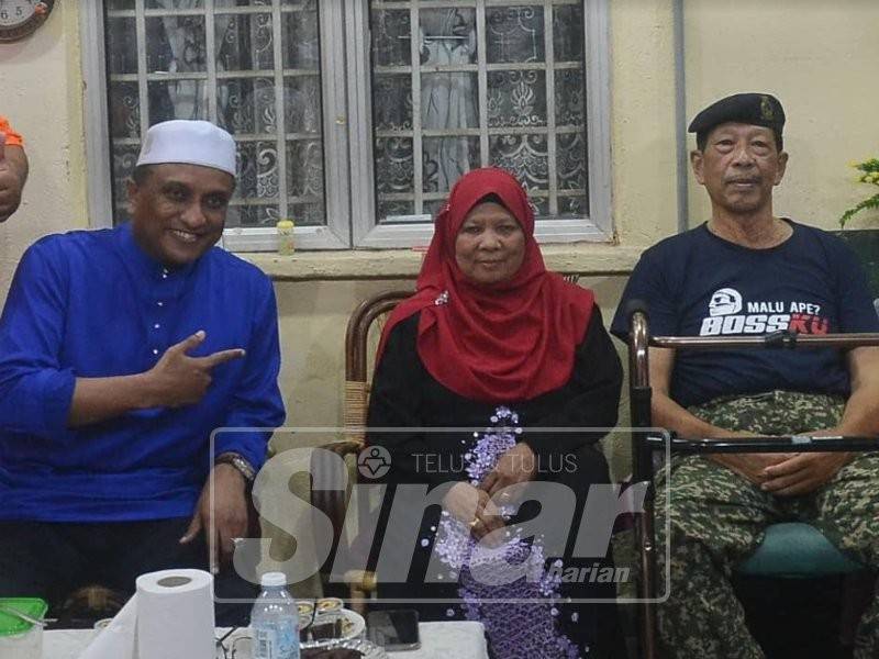 Reezal Merican (kiri) ketika hadir di Bandar Rinching, malam ini. - Foto Sinar Harian/SHARIFUDIN ABDUL RAHIM