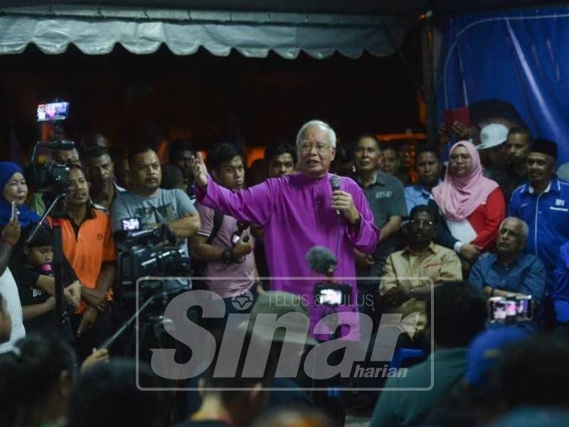 Bekas Perdana Menteri, Datuk Seri Najib Tun Razak menyampaikan ceramah di Rinching, di sini, malam ini. - Foto Sinar Harian/SHARIFUDIN ABDUL RAHIM