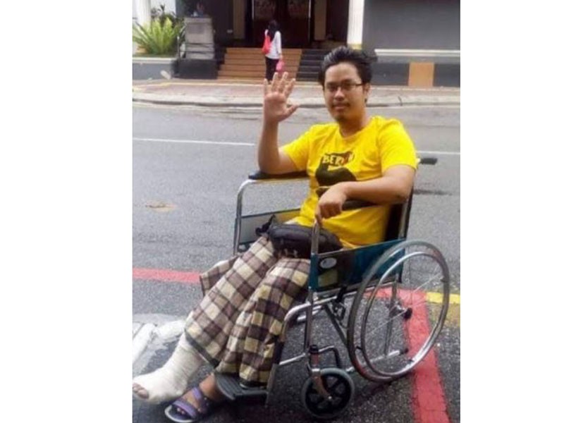 Nik Aziz berkongsi gambar ketika menyertai himpunan Bersih di laman sosialnya.