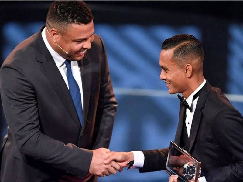 Mohd Faiz Subri ketika menerima anugerah Puskas.