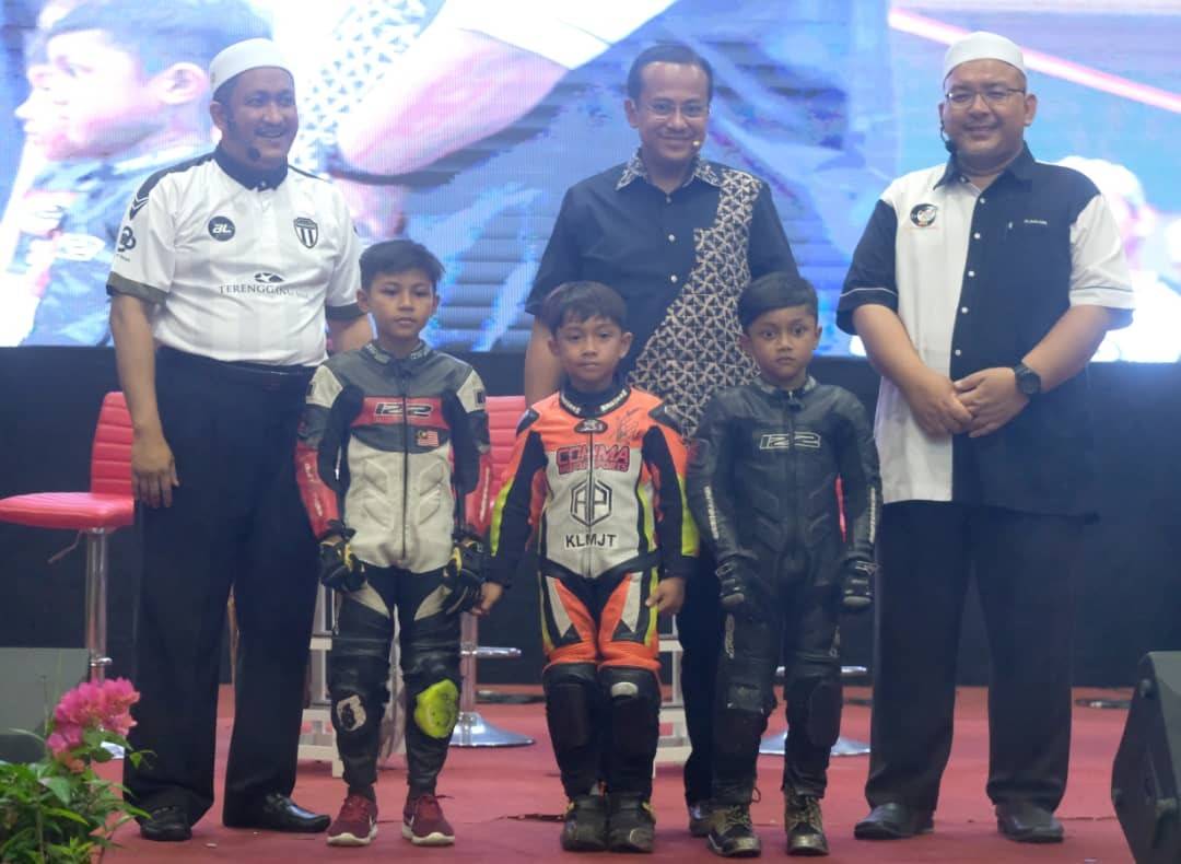 Ahmad Samsuri (tengah) ketika gimik perasmian Himpunan Belia dan Beliawanis Terengganu 2019 (Hebat 2019) dan Pelancaran Program Kesukarelawan Terengganu (T-VOLT) di Stadium Negeri Terengganu, malam tadi.