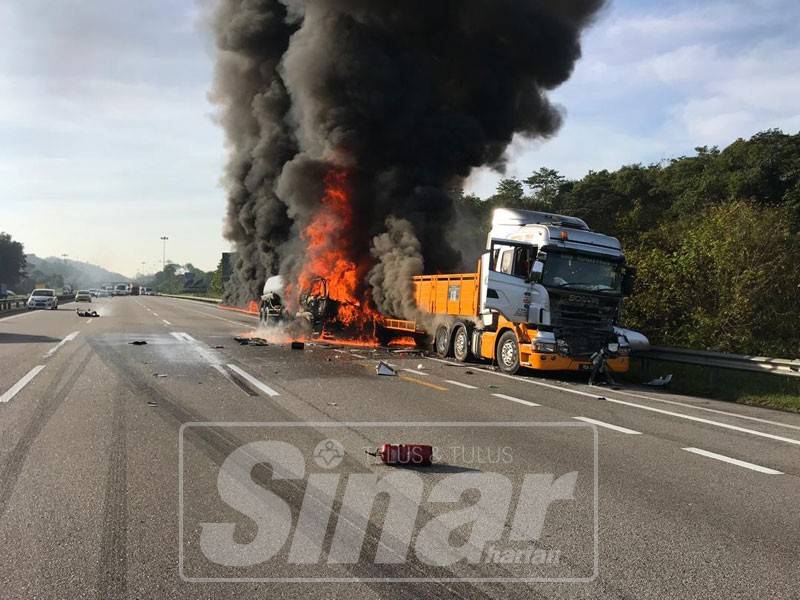 Keadaan dua lori yang terbakar di lorong kecemasan Kilometer 372, Lebuhraya Utara Selatan arah utara pagi tadi.