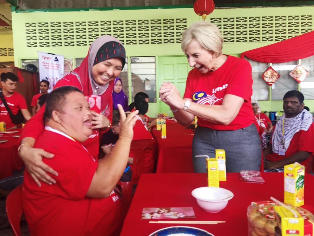 Amanda (kanan) beramah mesra dengan penghuni Rumah Orang-orang Tua Jabor, Memorial Park, Jabor, hari ini.