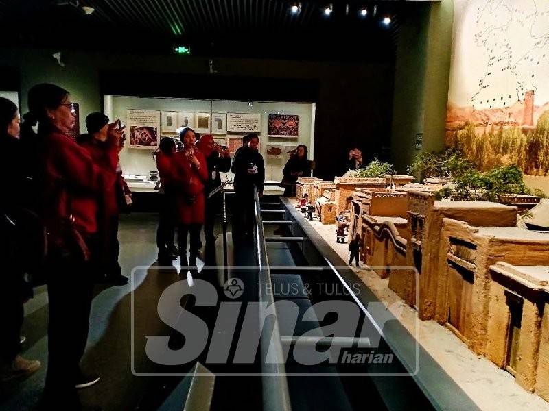 Delegasi media dari Malaysia dan Indonesia dibawa melawat Muzium Xinjiang yang memaparkan sejarah wilayah itu dan kepelbagaian etnik dan budayanya