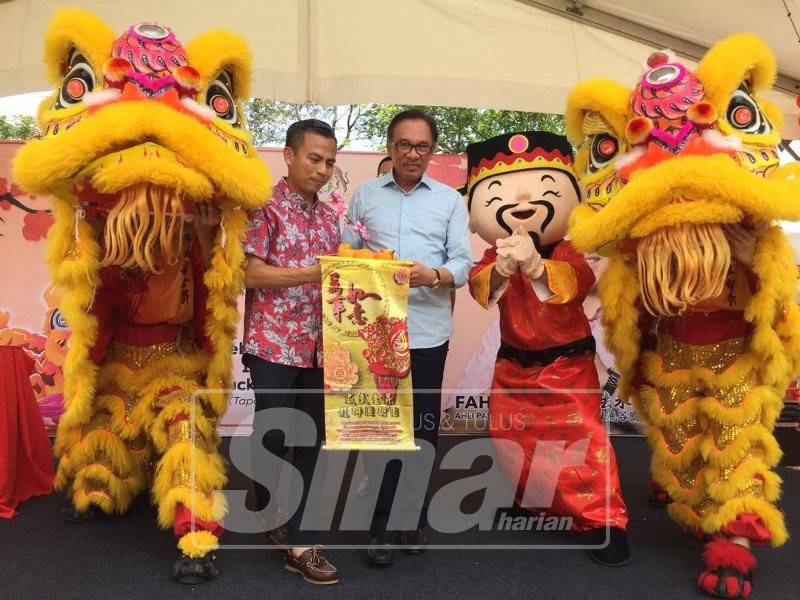 Anwar ketika di Rumah Terbuka Tahun Baharu Cina, Parlimen Lembah Pantai, di sini, hari ini.