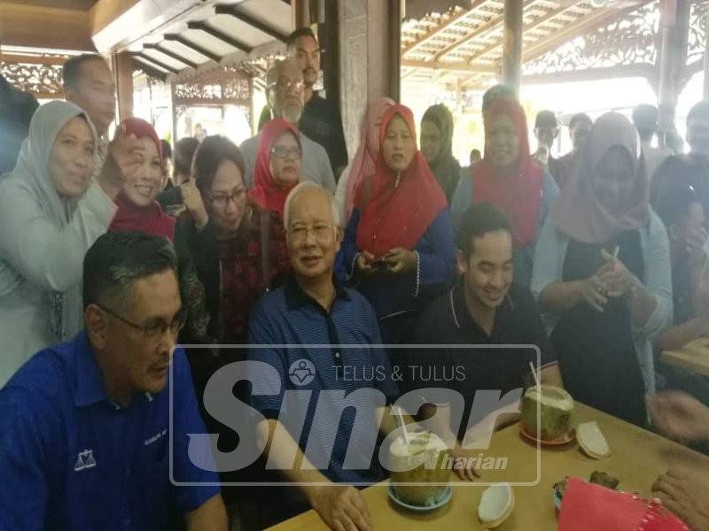 Najib ketika menjamu selera di sebuah restoran satay terkenal di Kajang