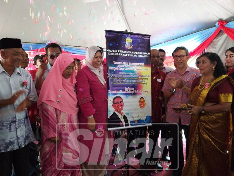 Zuraida (tiga, kiri) merasmikan merasmikan Persatuan Demi Rakyat Pulau Pinang di Pangsapuri Bayu Nyaman di Bayan Lepas tadi.