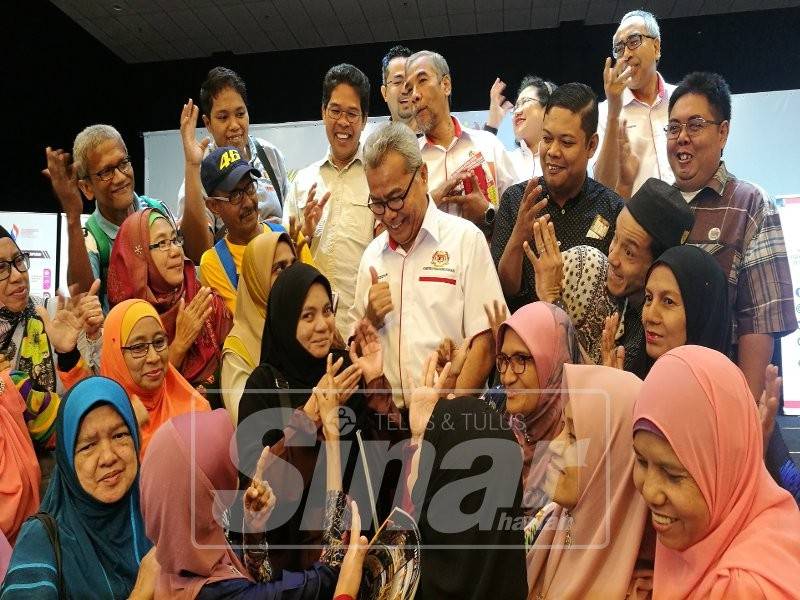 Mohd Rezuan (tengah) bermesra dengan usahawan OKU Negeri Sembilan tadi.