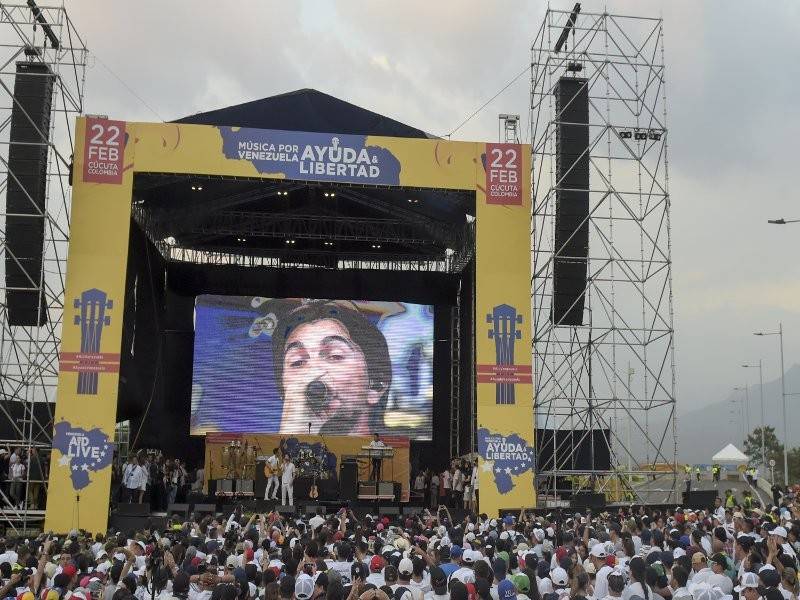 Penyanyi Colombia, Juanes mengadakan persembahan ketika konsert Venezuela Aid Live, semalam.