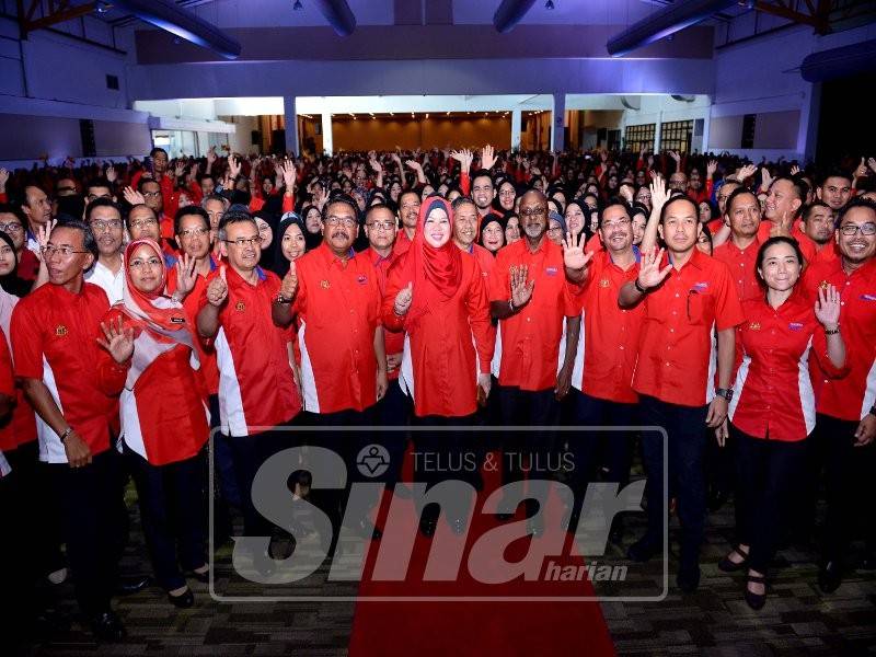 Rina (tengah) bergambar bersama para jemputan yang hadir dalam majlis Pehimpunan Perdana Sambutan Hari Kemas. FOTO: MOHD FAKHRI MARHAT.