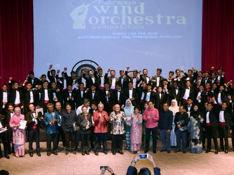 Isteri Perdana Menteri, Tun Dr Siti Hasmah Mohamad Ali dan Presiden Perbadanan Putrajaya, Datuk Dr Aminuddin Hassim bergambar bersama pelajar Sekolah Sultan Alam Shah, Putrajaya yang menjuarai pertandingan Putrajaya Wind Orchestra di Perbadanan Putrajaya hari ini. - Foto Bernama