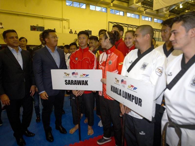 Presiden Persatuan Taekwondo Malaysia (WTF) Azizul Annuar Adenan (dua, kiri) beramah mesra bersama para peserta pada Majlis Perasmian Kejohanan Taekwando Nasional 2019 di Wisma Majlis Olimpik Malaysia hari ini. - Foto Bernama