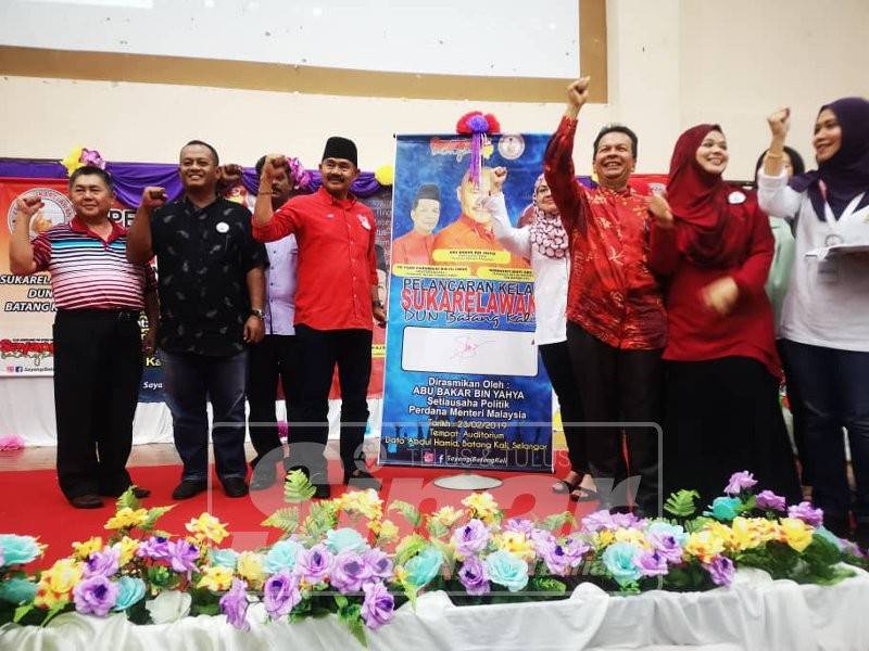 Abu Bakar Yahya (tiga dari kiri) melancarkan Kelab Sukarelawan DUN Batang Kali di Auditorium Abdul Hamid, Batang Kali, Hulu Selangor, hari ini.