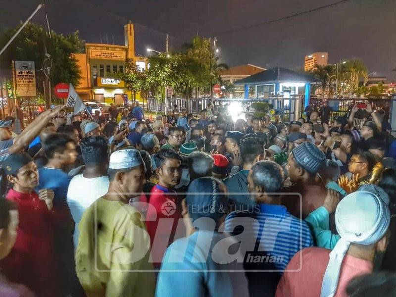 Lebih 100 aktivis Islam berkumpul di hadapan IPD Timur Laut bagi mendesak PDRM mengambil tindakan terhadap lelaki yang menghina Nabi Muhammad SAW.