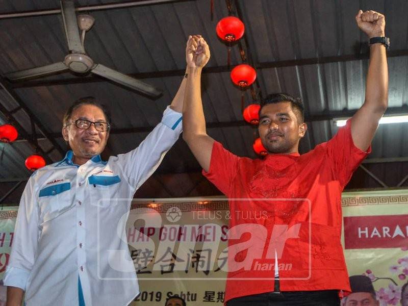 Presiden PKR, Datuk Seri Anwar Ibrahim bersama Calon PH, Muhammad Aiman Zanali di Majlis Chap Goh Meh di Kampung Baru Semenyih malam ini. - Foto: SHARIFUDIN ABDUL RAHIM