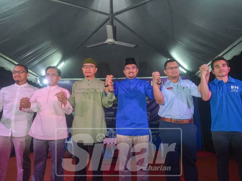 Muhammad Khalil (tiga, kiri) bersama Asyraf Wajdi (tiga, kanan) selepas program Ceramah Pentas Anak Muda, di sini, malam tadi.
