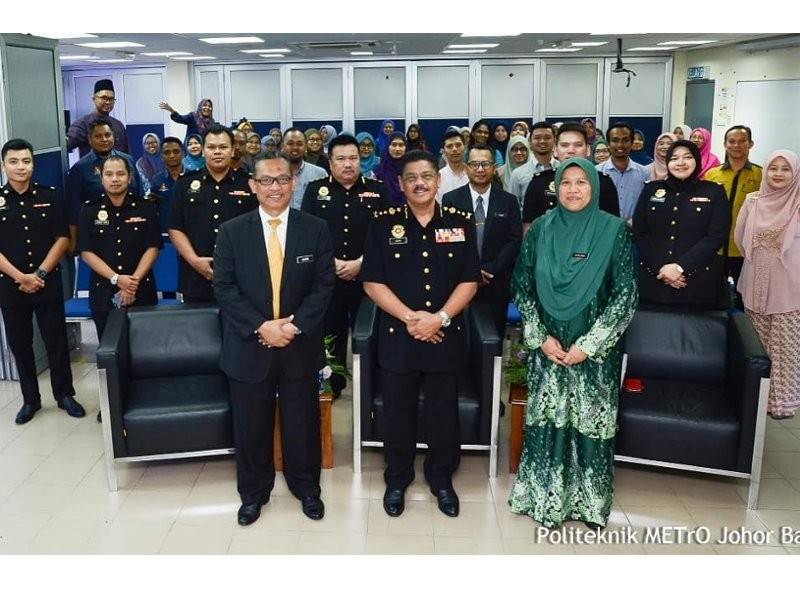 Warga PMJB bergambar bersama selepas majlis melafaz IBR.