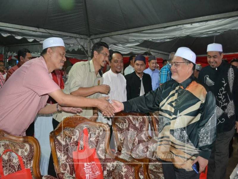 Mohd Amar (dua, kanan) diiringi Dr Izani (kanan) tiba di majlis ‘Revisit Kelantan 2019’ di Pintu Gerbang Medan Ilmu Kota Bharu. malam tadi.