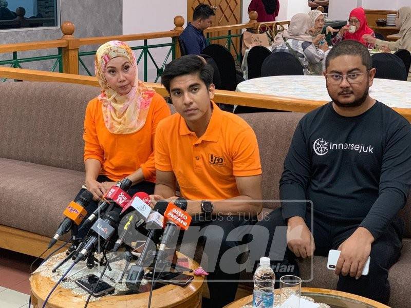 Syed Saddiq pada sidang media selepas merasmikan Pertandingan Boling Mesra Media Persatuan Wartawan Wanita Malaysia (Pertama) di sini, hari ini.
