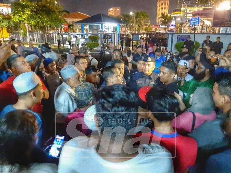 Polis menenangkan peserta perhimpunan di depan IPD Timur Laut malam tadi.