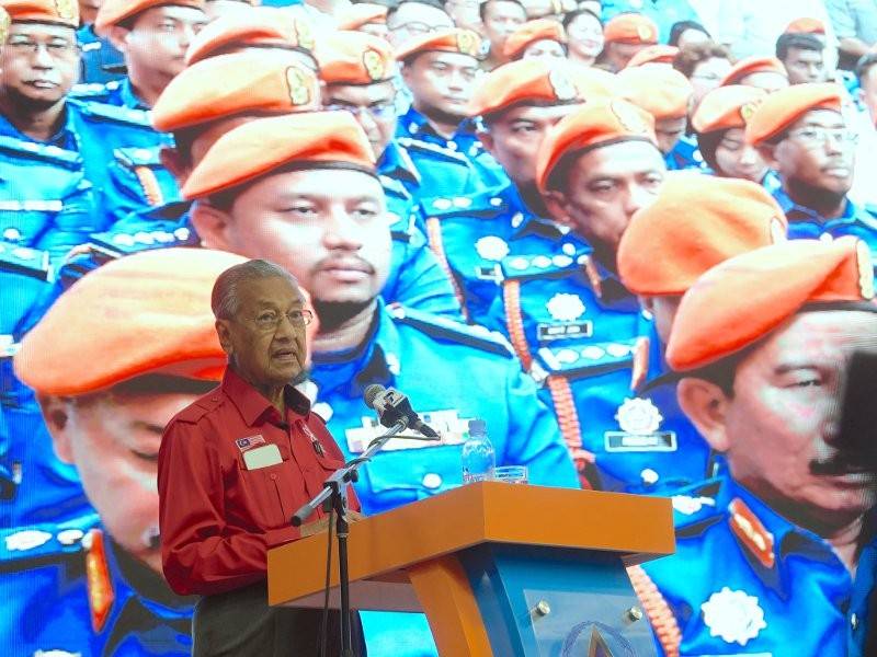 Perdana Menteri Tun Dr Mahathir Mohamad menyampaikan ucapan pada Majlis Perasmian Kompleks Angkatan Pertahanan Awam Malaysia (APM) Daerah Langkawi di Jalan Ayer Hangat hari ini. - Foto Bernama