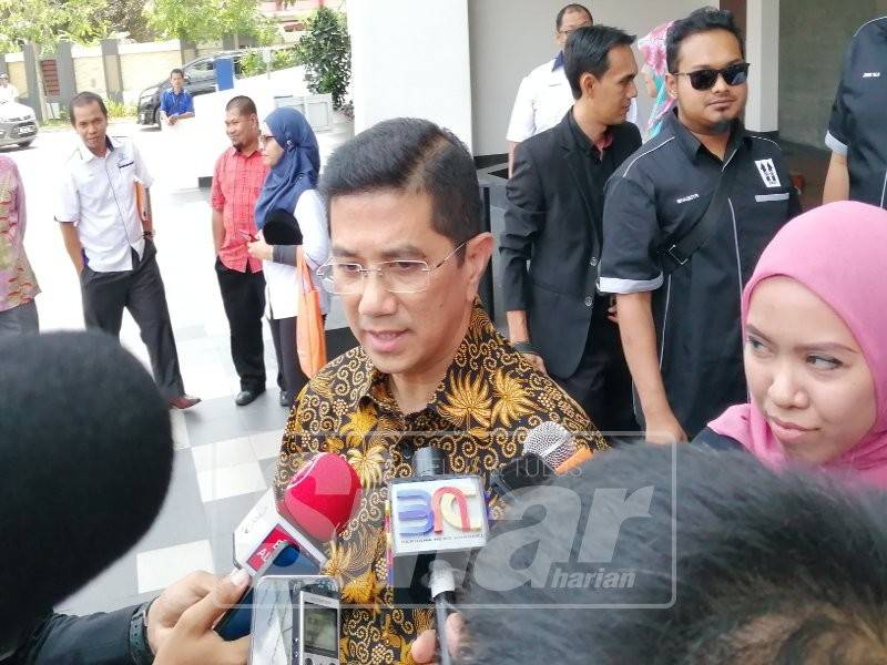 Mohamed Azmin pada sidang media selepas mengiringi Sultan Sharafuddin dan Tengku Permaisuri Norashikin yang berkenan melawat Hotel Tamu & Suites di Kampung Baru, hari ini.