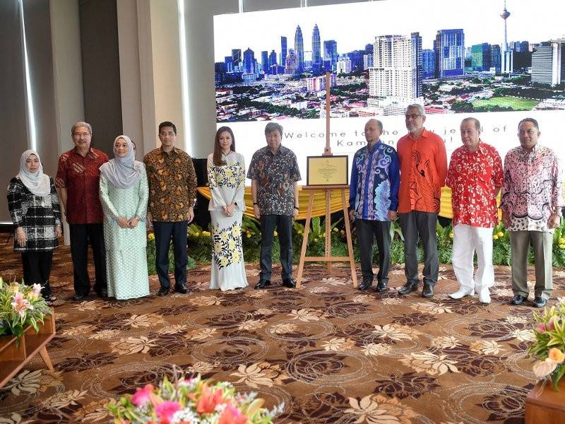 Sultan Selangor Sultan Sharafuddin Idris Shah berkenan bergambar bersama selepas menandatangani plak pelancaran ketika berkenan mengadakan lawatan sempena memperkenalkan produk hospitaliti di Tamu Hotel hari ini.Turut berangkat Tengku Permaisuri Selangor Tengku Permaisuri Norashikin (lima, kiri) dan Tengku Laksamana Selangor Tengku Sulaiman Shah Al-Haj (dua, kanan). Turut sama Menteri Hal Ehwal Ekonomi Datuk Seri Mohamed Azmin Ali (empat, kiri), Menteri Wilayah Persekutuan Khalid Abdul Samad (tiga, kanan), Pengarah Urusan Kumpulan Zikay Group Datuk Mohd Khay Ibrahim (empat, kanan), dan Pengarah Eksekutif Kumpulan Zikay Group Datuk Iszhar Ibrahim (kanan).- Foto Bernama