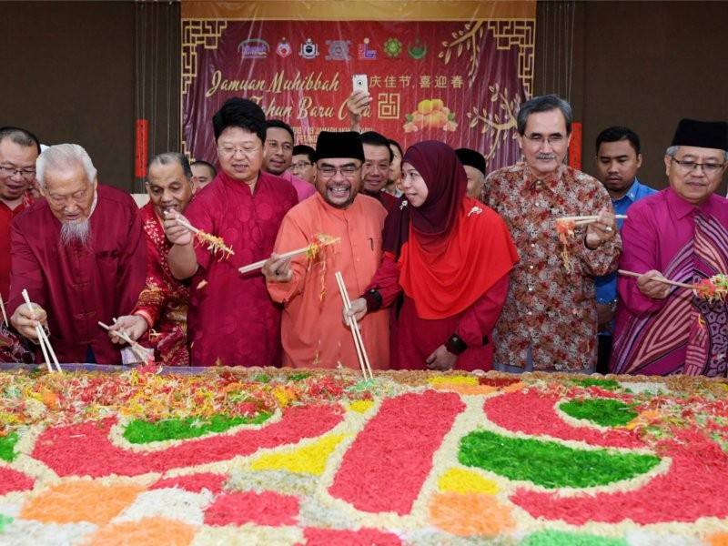 Menteri di Jabatan Perdana Menteri Datuk Seri Dr Mujahid Yusof Rawa menggaul ‘Yee Sang’ pada Jamuan Muhibbah Tahun Baru Cina di Sekolah Jenis Kebangsaan Cina (SJKC) Chee Wen, Subang hari ini. - Foto Bernama