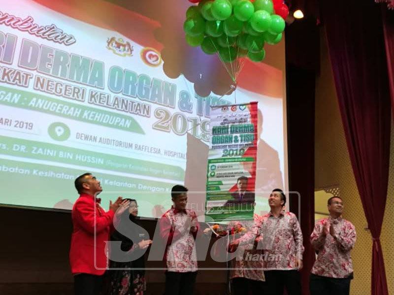 Dr Zaini (tiga, kiri) merasmikan Majlis Sambutan Hari Derma Organ 2019 peringkat negeri di Hospital Kuala Krai.
