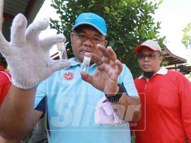 Zaliza dan Dr Wan Rahim melihat nyamuk aedes yang ditangkap pada program itu.