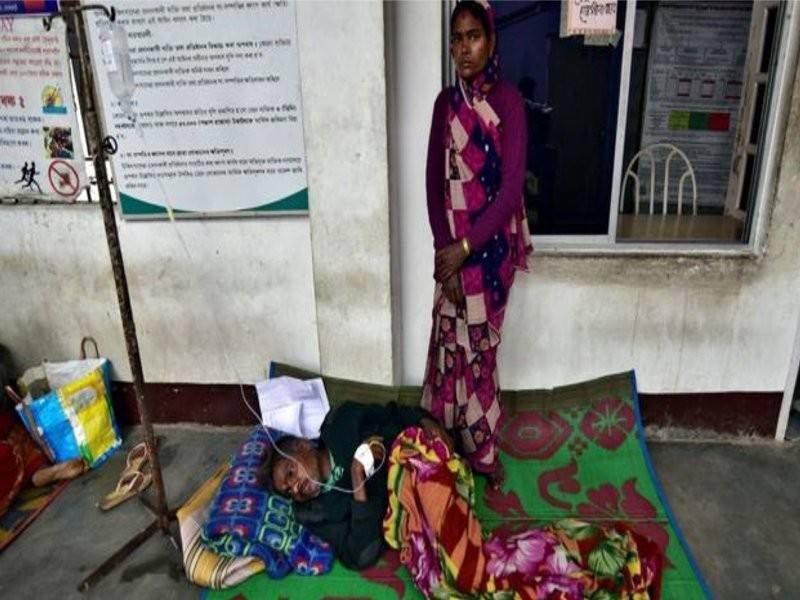 Mangsa yang meminum arak tiruan mendapatkan rawatan di hospital.- Foto BBC
