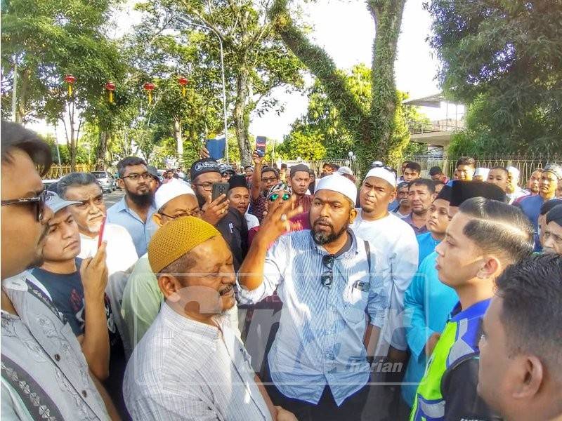 Seramai 100 aktivis Islam berbincang dengan polis untuk menyerahkan memorandum kepada TYT tadi.
