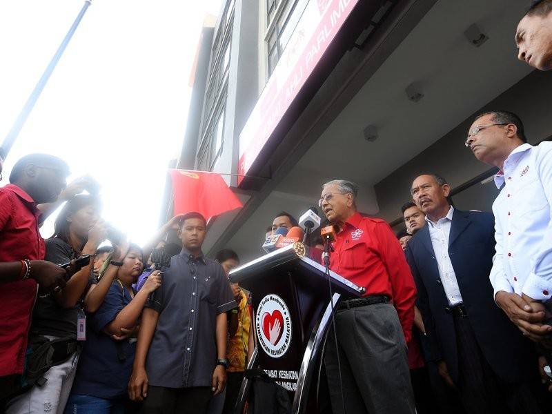 
Perdana Menteri Tun Dr Mahathir Mohamad pada sidang media selepas pelancaran Program Kampungku Sihat peringkat kebangsaan di Pusat Khidmat Ahli Parlimen Langkawi, dekat Kuah di sini hari ini.- Foto Bernama