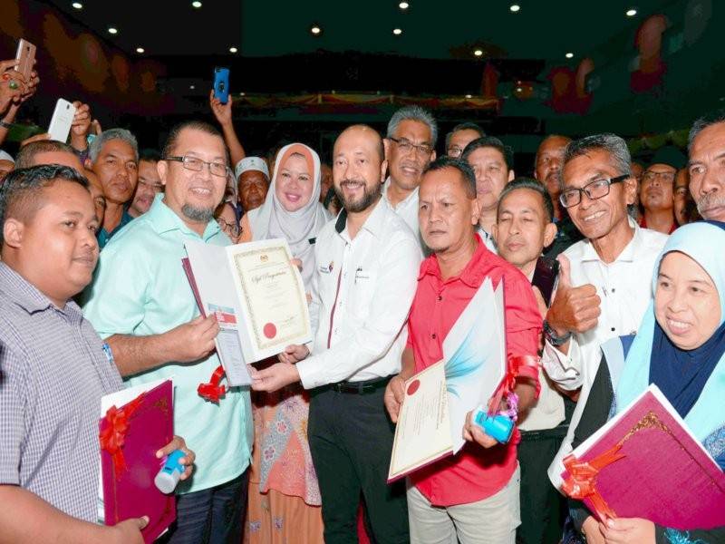 Menteri Pembangunan Luar Bandar Datuk Seri Rina Mohd Harun (tiga, kiri) bersama Menteri Besar Kedah Datuk Seri Mukhriz Tun Mahathir (empat, kiri) bergambar bersama penerima watikah dan sijil kursus semperna Kursus Induksi dan Majlis Pengurusan Komuniti Kampung (MPKK) di Dewan Wawasan Jitra hari ini. - Foto Bernama